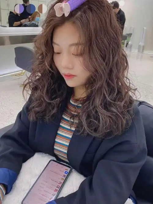 秋冬必备烫发超好打理的烫发 慵懒蓬松的卷发不仅显发量,也很温柔.