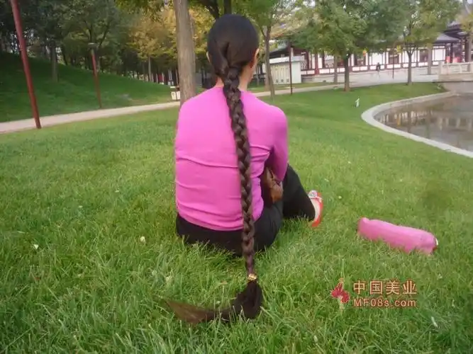 我们社区里的长辫女