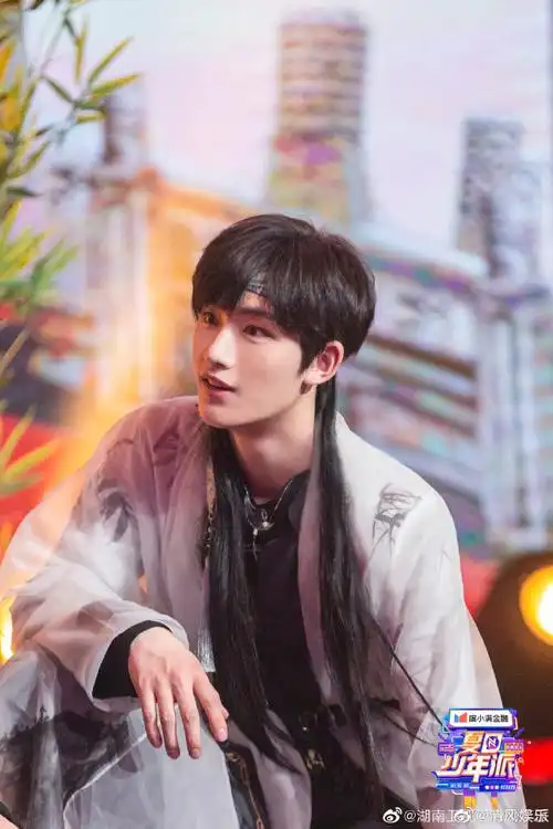 丁程鑫#夏日少年派#高清剧照来袭~  上一秒是仙气飘飘的靓丽少侠,下