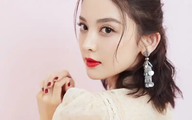 古力娜扎粉嫩甜美写真桌面壁纸