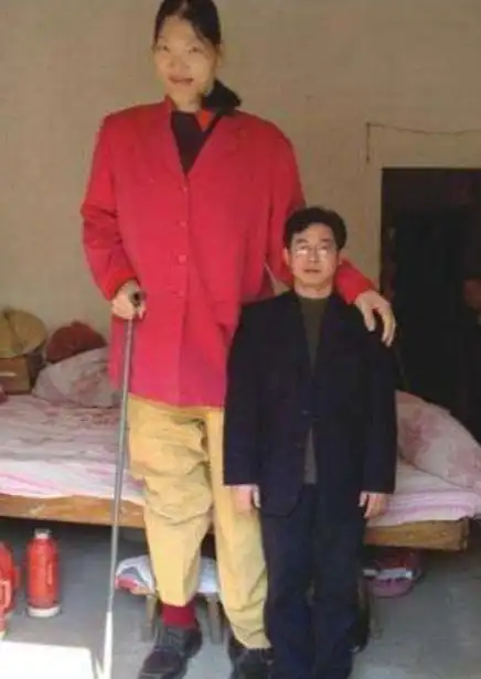 中国女巨人14岁身高超姚明18岁却梦中猝死遗体至今未下葬