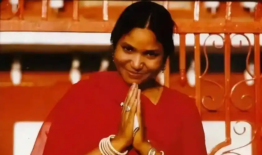 印度最狠的女人:11岁被性侵,18岁屠村复仇,当选议员后