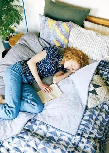 一个人在家里弹吉他享受音乐空间,翻翻书或者是旧照片,这样的小空间过