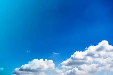 晴朗的蓝天,纯白的云,文字背景为空格.照片