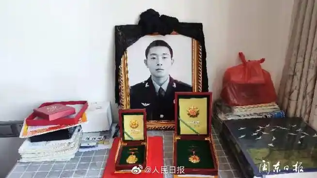 00后烈士陈祥榕牺牲时保持护住营长的姿势