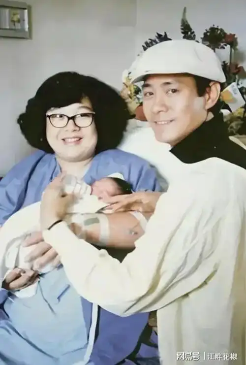 但她之所以要坚持生下这个孩子,是因为当时她和郑少秋的婚姻已经名存