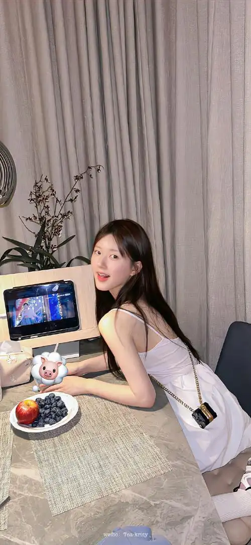 #赵露思嘟嘴眯眼自拍##赵露思戴蛋糕帽子#