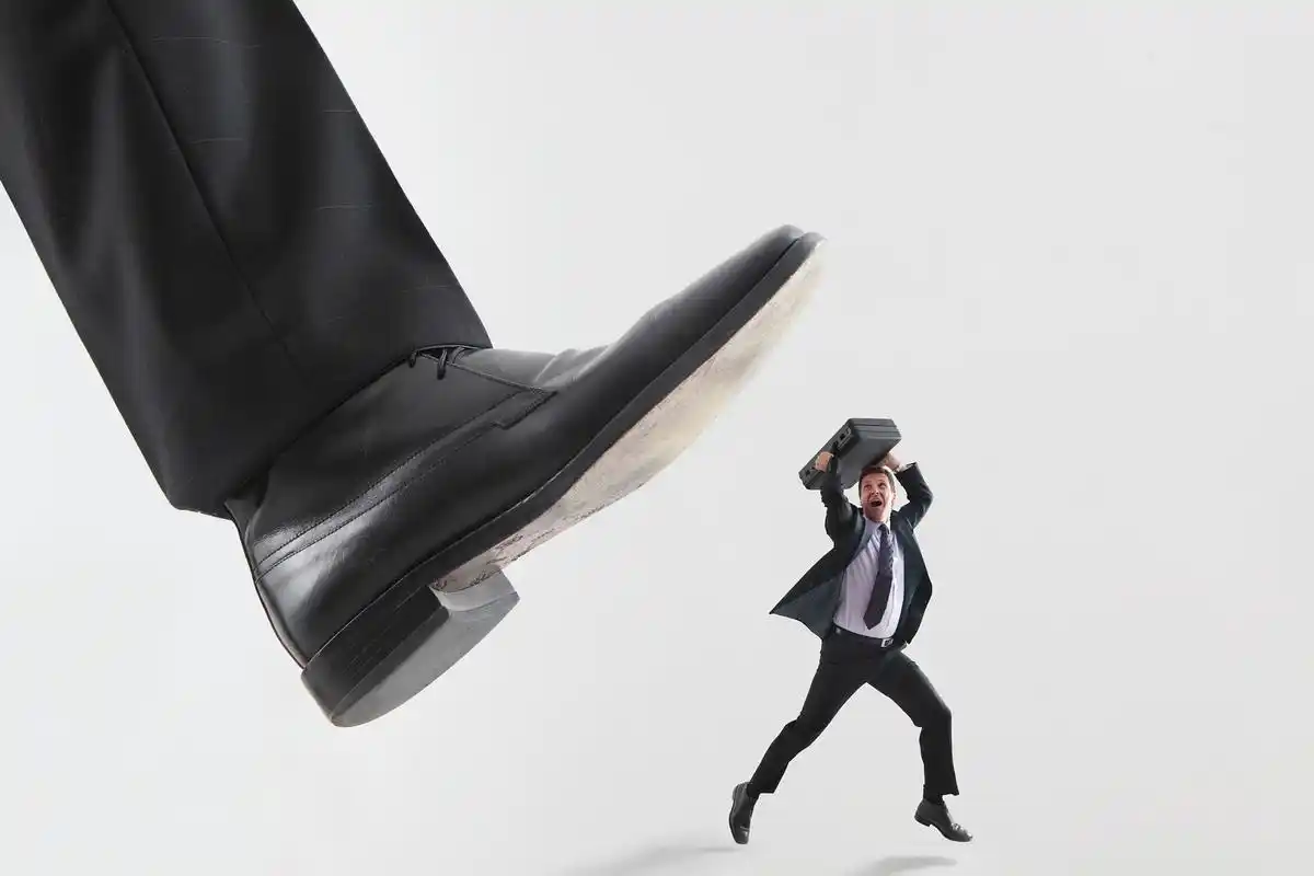 "卑鄙小人"经常有这四种表现,不值得深交,尽早远离