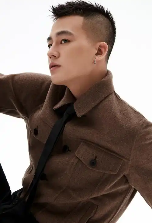 简介:欧豪酷帅有型杂志写真大片,分享一组欧豪图片给大家,图中的明星