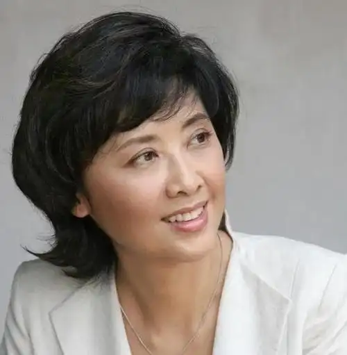 朱琳:嫁给圈外丈夫,结婚多年无儿无女,如今过得怎样?