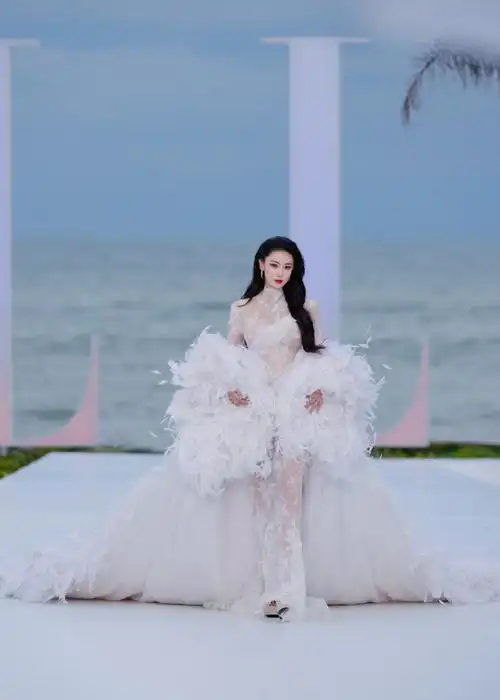 张馨予出席elle风尚大典红毯张馨予身穿半透视蕾丝连衣裙搭配三米长