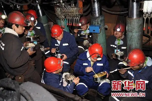 2月3日,山西焦煤汾西矿业集团领导和井下矿工一起吃午饭.