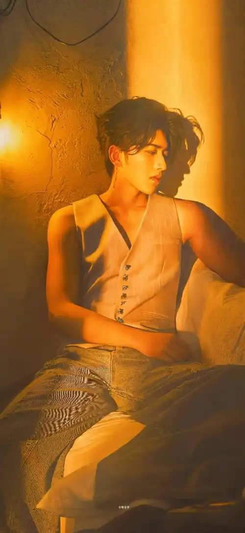 蔡徐坤室内光影写真##蔡徐坤新歌spotlight