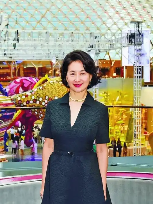 61岁何超琼比三星长公主牛!穿深v裙身材性感,美成豪门千金标杆_老淘客