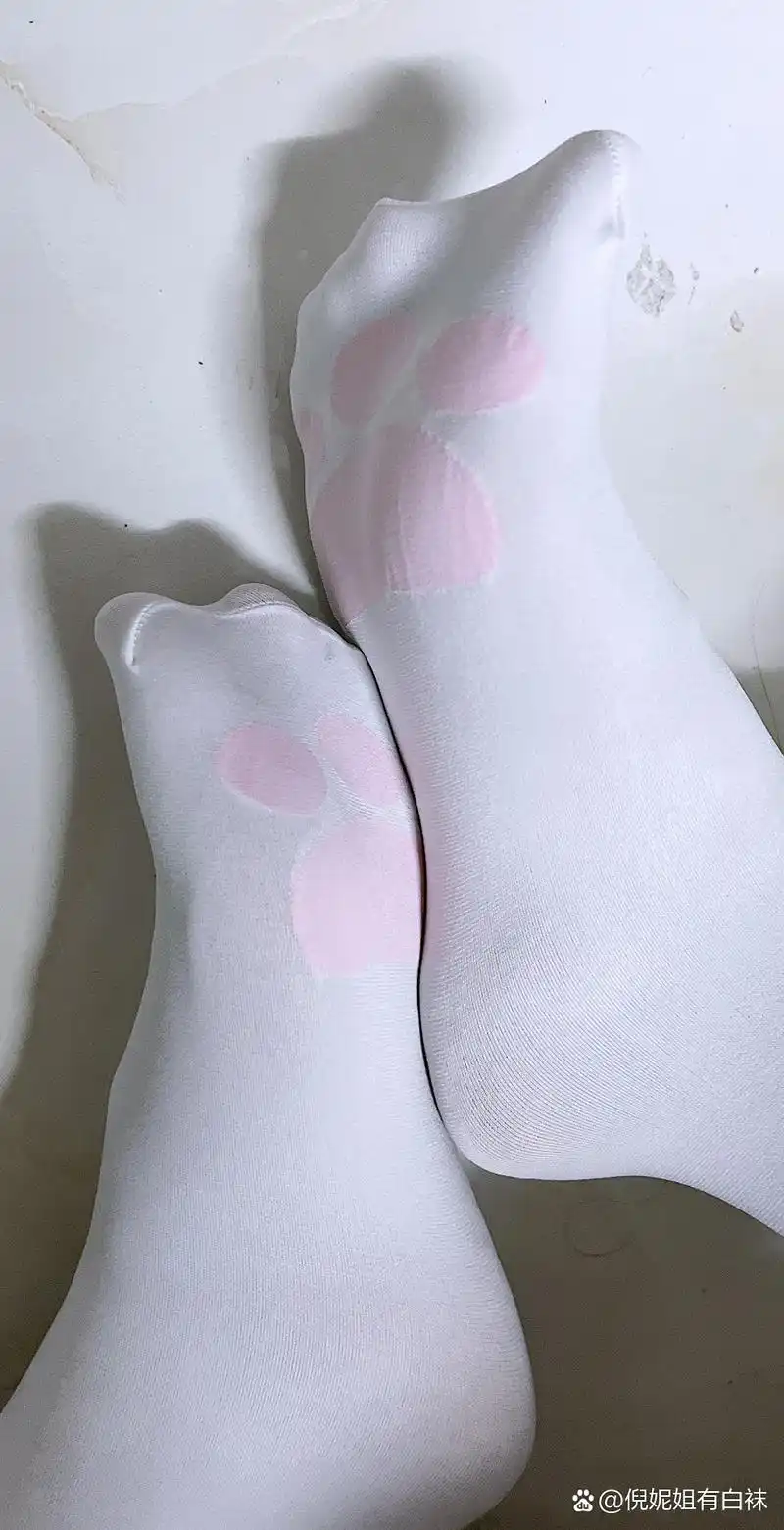 两双粉红色的袜子,带来春天的气息,心情也跟着明媚起来.猫爪袜,很味