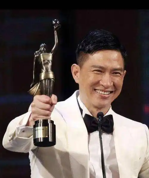 "双料"影帝张家辉,身价上亿低调出行,穿衣打扮形似路人