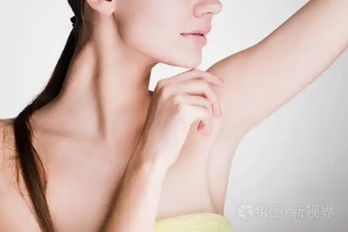 小女孩淋浴后展示她的腋窝没有头发