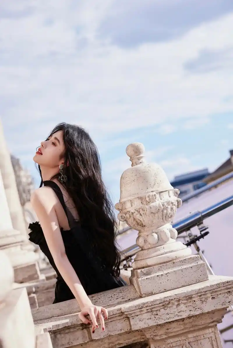 鞠婧祎# 黑天鹅公主降落,挂脖抹胸黑裙,红唇卷发,太美辣!