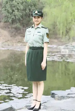 这是武警07式女警官短袖夏常服. 新华社发