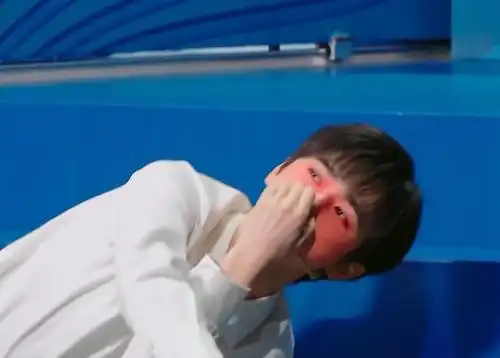 宋亚轩模仿潜水,不小心扭歪鼻子,松手那一刻鼻梁骨形状是焦点