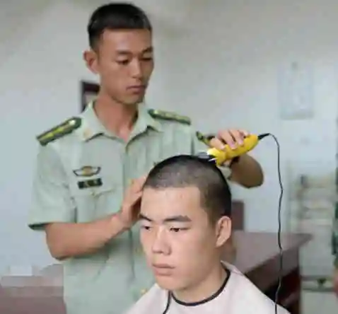 我军士兵的发型为啥全是板寸?退伍老兵说出真相,获国人点赞