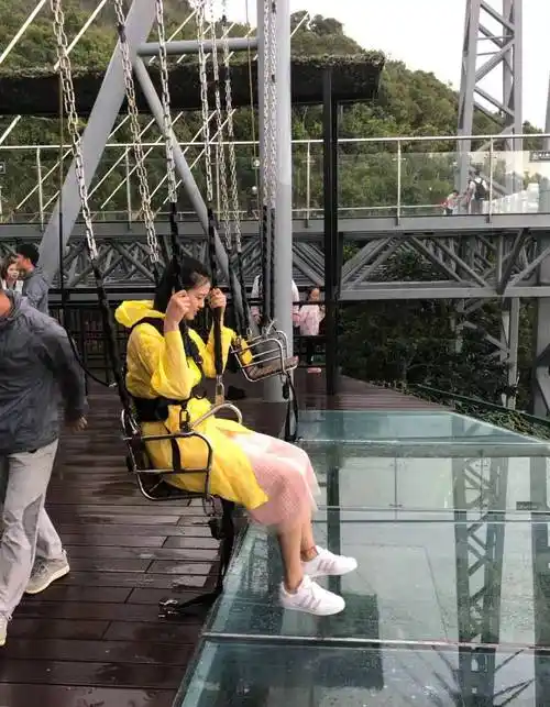 张常宁与老公吴冠希春节出游穿裙子坐网红秋千无惧走光