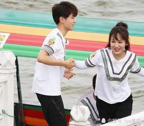 王俊凯杨紫举止亲密 有谁注意他的手部动作 意外暴露女友标准