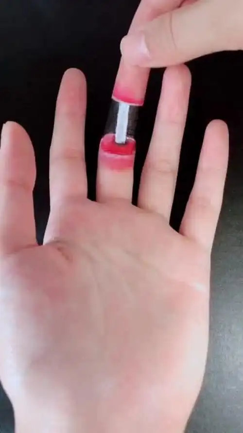 小姐姐用水彩笔画出以假乱真的伤口,网友:太真了,看着都疼!