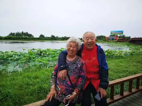 一百六十三岁老人在秀恩爱