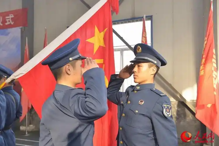 中部战区空军新训旅举行2016年度新兵授衔仪式图5