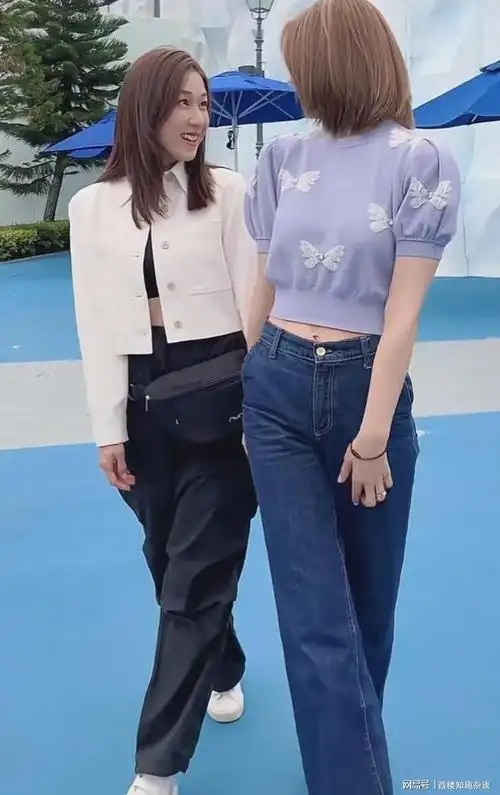 李亚男和好友钟嘉欣小聚