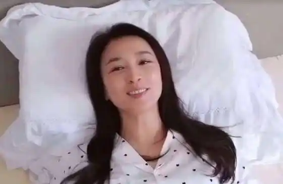 张庭自称刚起床纯素颜,49岁的脸"嫩得"不真实,林瑞阳有福气_生活_状态