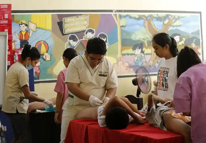 菲律宾300名男孩课桌上接受集体割礼 惨叫不断!