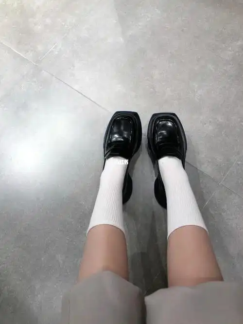 厚底皮鞋配白袜子谁穿谁好看