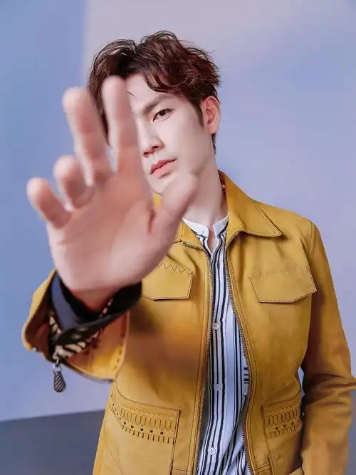 钟汉良最新时尚写真尽显射手座特性多种风格信手拈来完美驾驭