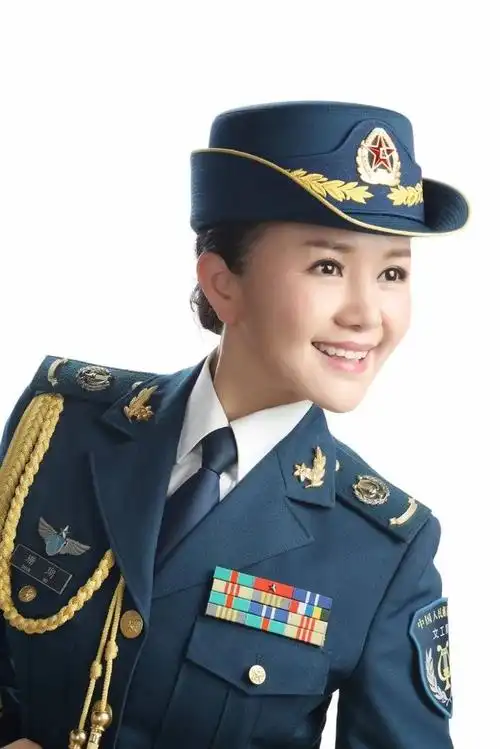 演唱者 珊瑚,空军政治工作部文工团青年歌唱家,国家二级演员,重庆市青