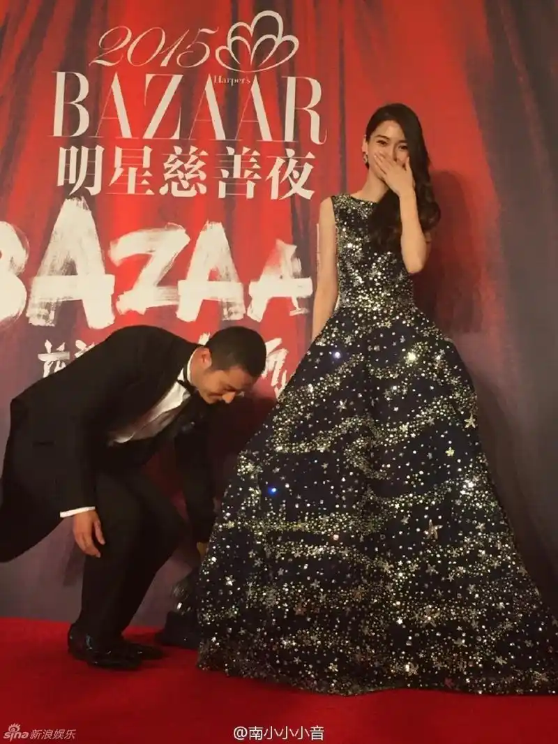 新浪娱乐讯 2015芭莎明星慈善夜举行,黄晓明与angelababy情侣档现身