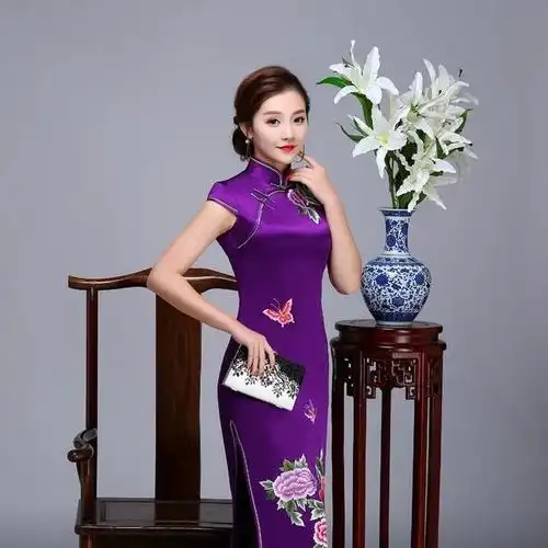 穿一身紫色真丝旗袍,无论行走于何处,都会是最美的风景.