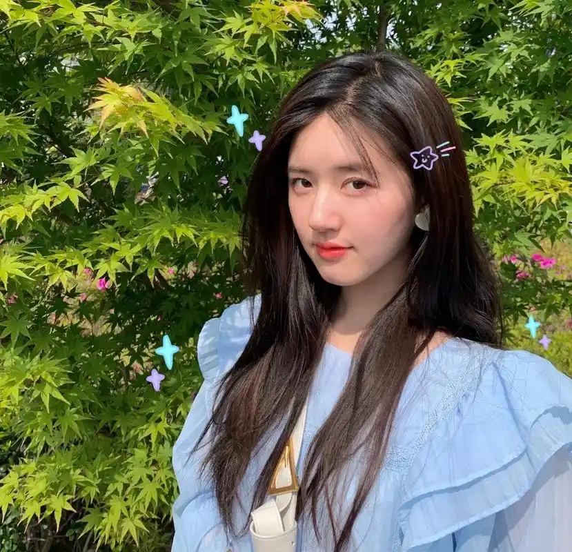 清甜少女赵露思更新近照,穿蓝色上衣,柔美动人