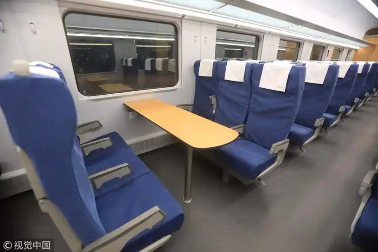 绿巨人来了复兴号版绿皮车发车