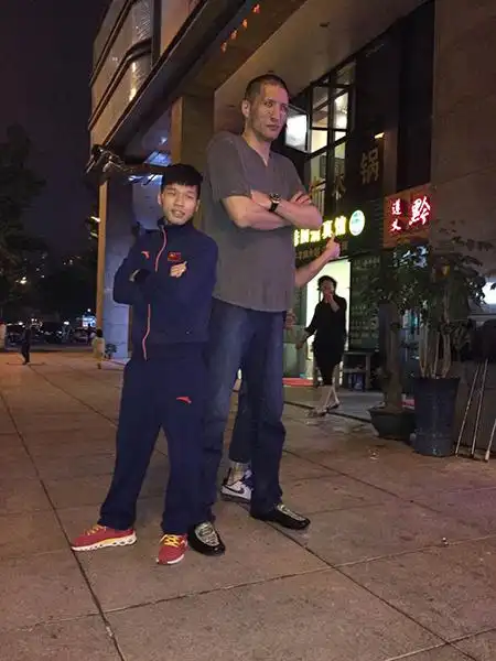 48cm身高差!巴特尔街头夜战apb拳王