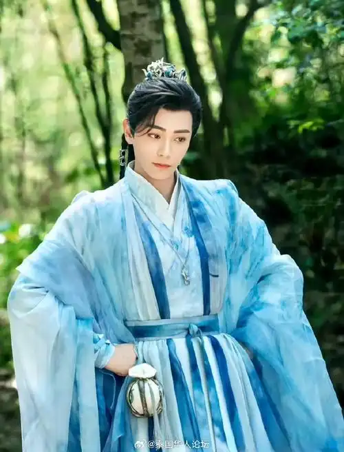 8月10日,由杨超越,丁禹兮主演的古装神话轻喜剧《七时吉祥/2226