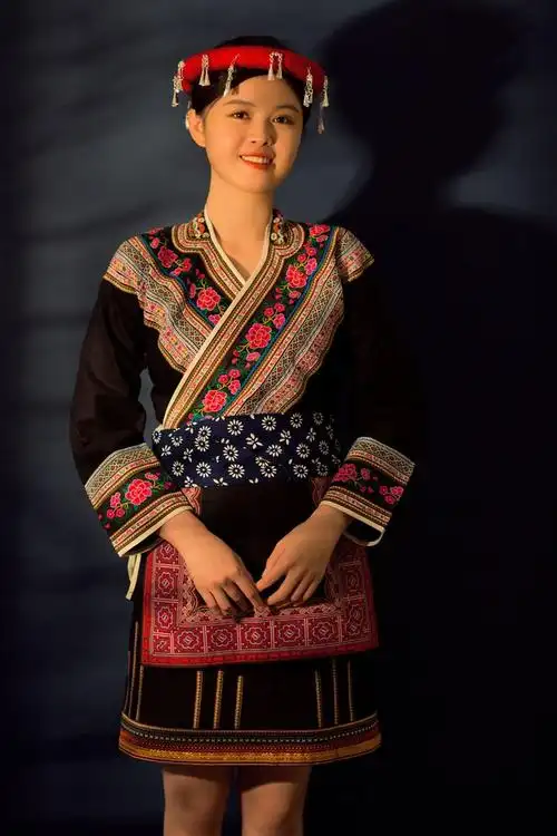 至今,佘燕璇团队研究恢复了二十余套畲族服饰,包括畲族服装代表作凤凰