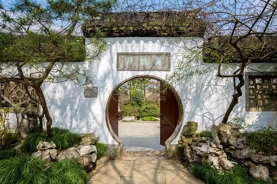 中式园林圆型门洞植物园梅园的门