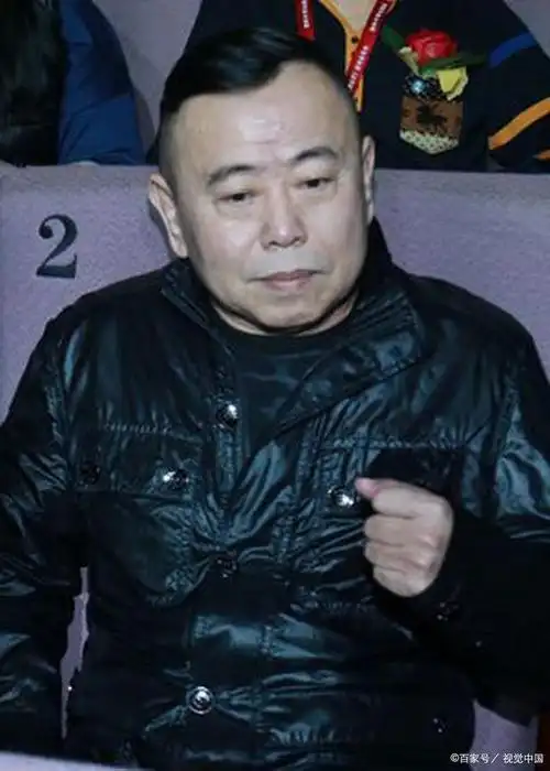 66岁的潘长江在忙着直播卖酒赚钱,一瓶酒19800元,哪里舍得移民