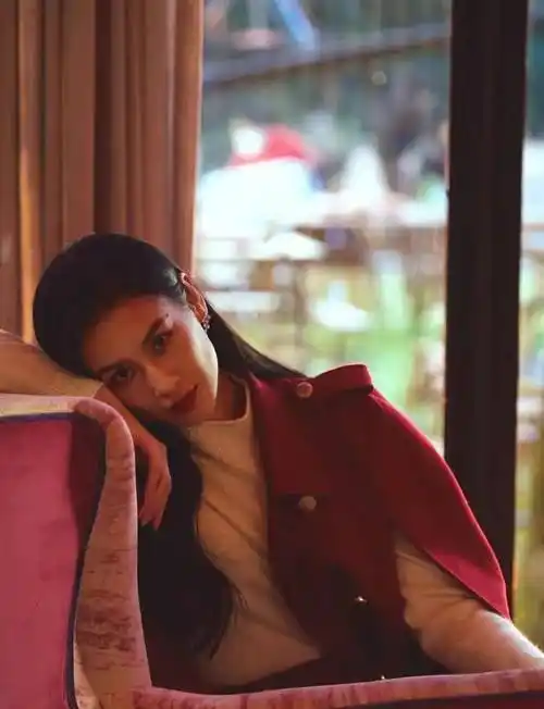 黄圣依穿红色斗篷大衣搭配短裙唱歌,美出新高度,长发披肩好优雅_时尚