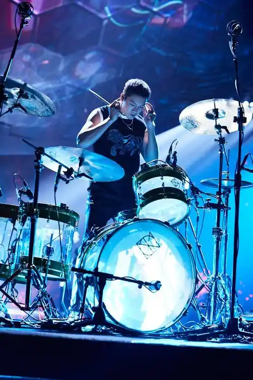 陈伟霆江苏卫视跨年演唱会架子鼓首秀带来新年新惊喜