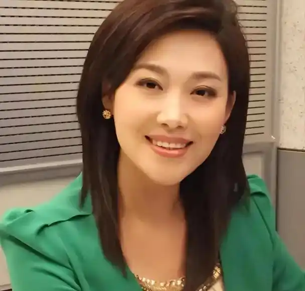 央视主播郑丽,和丈夫坚持丁克7年愁坏婆婆,如今37岁高龄已产子