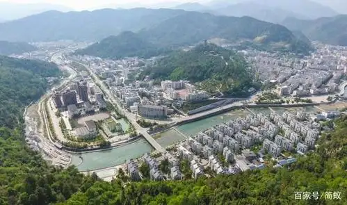 俯瞰重建后的汶川城