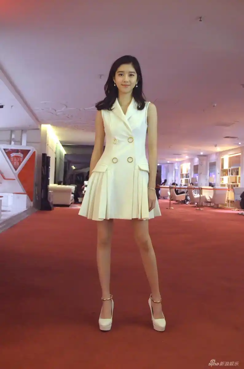 李凯馨秀大长腿